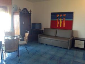 a living room with a couch and a table at Marine Park Casa Vacanze in Scifo