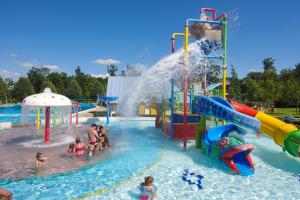 Bazén v ubytovaní Park Inn by Radisson Sarvar Resort & Spa - All Inclusive alebo v jeho blízkosti