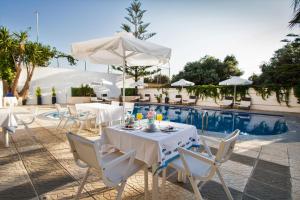 a table and chairs next to a swimming pool at Balito in Kato Galatas