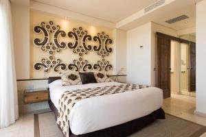 Een bed of bedden in een kamer bij Villas Alondra