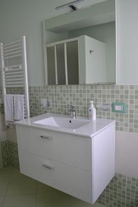 アグリジェントにあるCori e Amuri Sicilian Home Apartmentsのバスルーム(白い洗面台、鏡付)