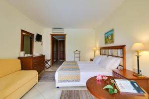 Ліжко або ліжка в номері Aegean Melathron Thalasso Spa Hotel