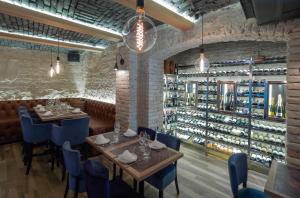 A restaurant or other place to eat at Garni Hotel Le Petit Piaf