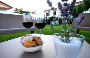 マティーノにあるB&B Il Porticoのワイン2杯、テーブルの上に盛り付けられた料理