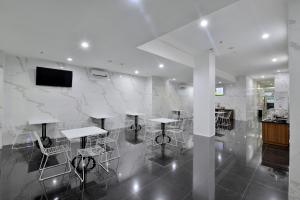 TV a/nebo společenská místnost v ubytování Whiz Hotel Falatehan Jakarta