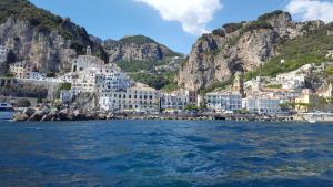 widok miasta z wody w obiekcie La Casarella w Amalfi
