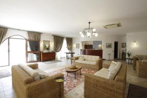 ein Wohnzimmer mit Sofas und einem Tisch in der Unterkunft Garden Hotel Ripa in Vieste