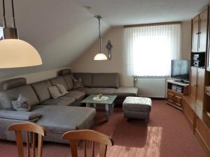 ein Wohnzimmer mit einem Sofa und einem Tisch in der Unterkunft Haus Burgblick in Neuhaus an der Pegnitz