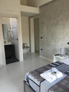 リカータにあるB&B Vittorio Emanueleのベッドとバスルームがあるホテルの部屋 +78枚の写真