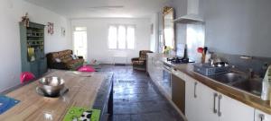 uma cozinha com um lavatório e uma bancada em L'Atelier du Tailleur à 5 mn du Puy du Fou em Chambretaud