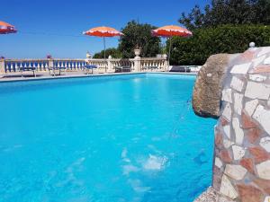 Der Swimmingpool an oder in der Nähe von Hotel Villa Rita
