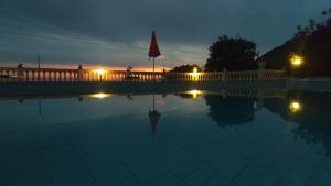 Der Swimmingpool an oder in der Nähe von Hotel Villa Rita