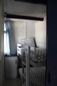 Tempat tidur susun dalam kamar di Torreira Camping & Bungalows