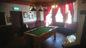 Biliár nebo kulečník v ubytování The King's Head Hotel
