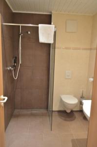 Een badkamer bij Hotel B8 Voerde