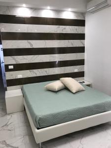 un letto con due cuscini in una stanza di Salsedine a Porto Cesareo