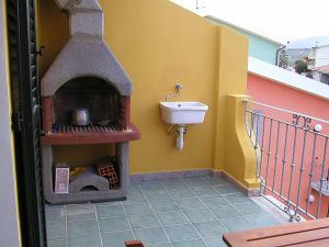 ヴァッレドーリアにあるAppartamento Valledoria Centroのバスルーム(シンク付)が備わるバルコニー