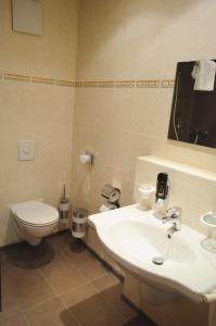 uma casa de banho com um lavatório branco e um WC. em Hotel B8 Voerde em Voerde