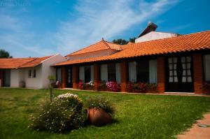 una casa con techo de baldosa de color naranja en Casa Da Noquinhas, en Bunheiro