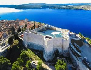 an aerial view of a castle with a body of water at Apartman BARAKA in Šibenik