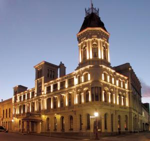 um grande edifício com uma torre de relógio em cima em Craig's Royal Hotel em Ballarat