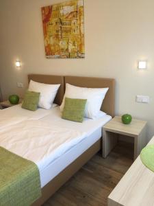 ein Schlafzimmer mit 2 Betten und einem Wandgemälde in der Unterkunft Gasthaus Wollscheid in Trier