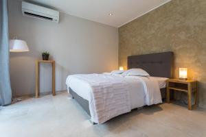 a bedroom with a large bed with white sheets at Villa Velvet in Villeneuve-Loubet