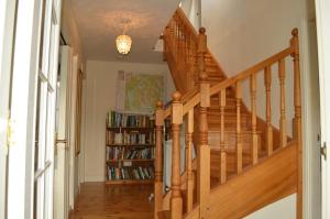 una escalera en una casa con un estante de libros en Shelduck Cottage en Feorlean