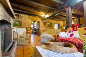 a living room with a couch and a fireplace at Vivienda rural La Otra Casa in Arenas de Iguña