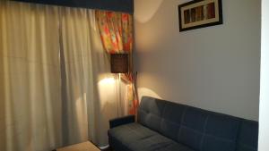 un soggiorno con divano e finestra di بورتو مطروح Porto Matrouh for Family a Marsa Matruh