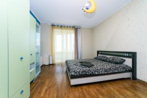 Een bed of bedden in een kamer bij Two-storey apartment near IEC