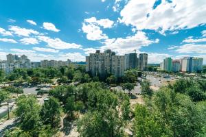een luchtzicht op een stad met hoge gebouwen bij Apartment on Cheliabinska 19 in Kiev