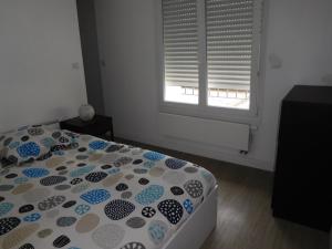 Cama ou camas em um quarto em Appartements Caen Centre