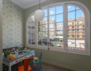 a room with a table and a window at Bcn Paseo De Gracia Rocamora Apartment in Barcelona