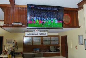 einen Flachbild-TV, der von der Zimmerdecke hängt in der Unterkunft Hotel Gasthof am Waldeck in Oberthulba