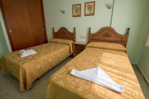 Posteľ alebo postele v izbe v ubytovaní Hostal O Camouco