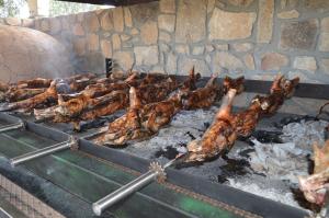 - un plat de cuisson de viande sur un grill dans l'établissement Agriresort Terradome, à Uta