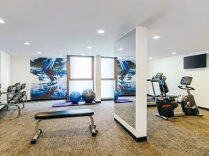 uma sala de fitness com equipamento de exercício e um espelho em Travelodge Pattaya em Pattaya Central