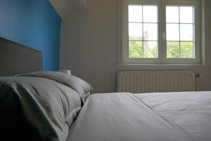 Un pat sau paturi într-o cameră la villa mezennestje