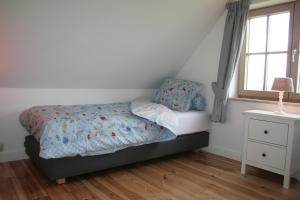 A bed or beds in a room at 't Ligt ter Velde, oase van rust, sauna, directie Brugge