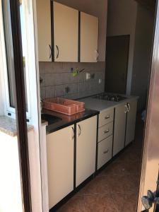 Kuchyň nebo kuchyňský kout v ubytování Apartments Bodi