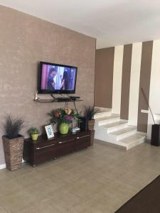 un vestíbulo con TV de pantalla plana en la pared en Villa Life en Zatoka