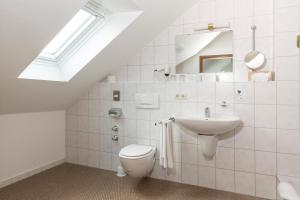 Koupelna v ubytování Landhotel Grönenbach + 127 fotografií