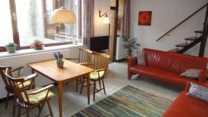 een woonkamer met een bank en een tafel bij Lardinois vakantieverhuur in Beutenaken