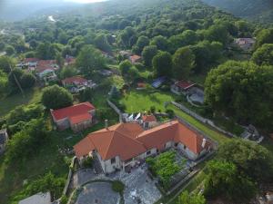 una vista aérea de una casa con patio en Rodami en Kaléntzion