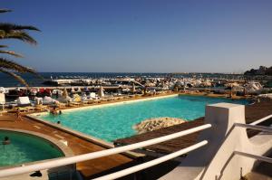 vista para uma piscina num resort em Circeo Park Hotel em San Felice Circeo