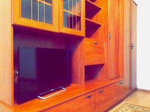 d'un meuble en bois avec une télévision. dans l'établissement Infinity House in the center, à Astana