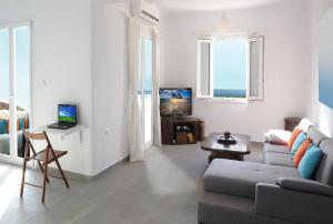 TV a/nebo společenská místnost v ubytování Evriali Beachfront