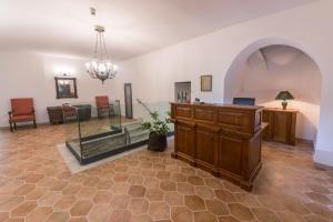 una grande camera con una vetrina e un'aula di tribunale di Palazzo Cestari Hotel a Montesano sulla Marcellana