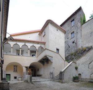 ein großes Gebäude mit einem Torbogen im Innenhof in der Unterkunft Palazzo Cestari Hotel in Montesano sulla Marcellana